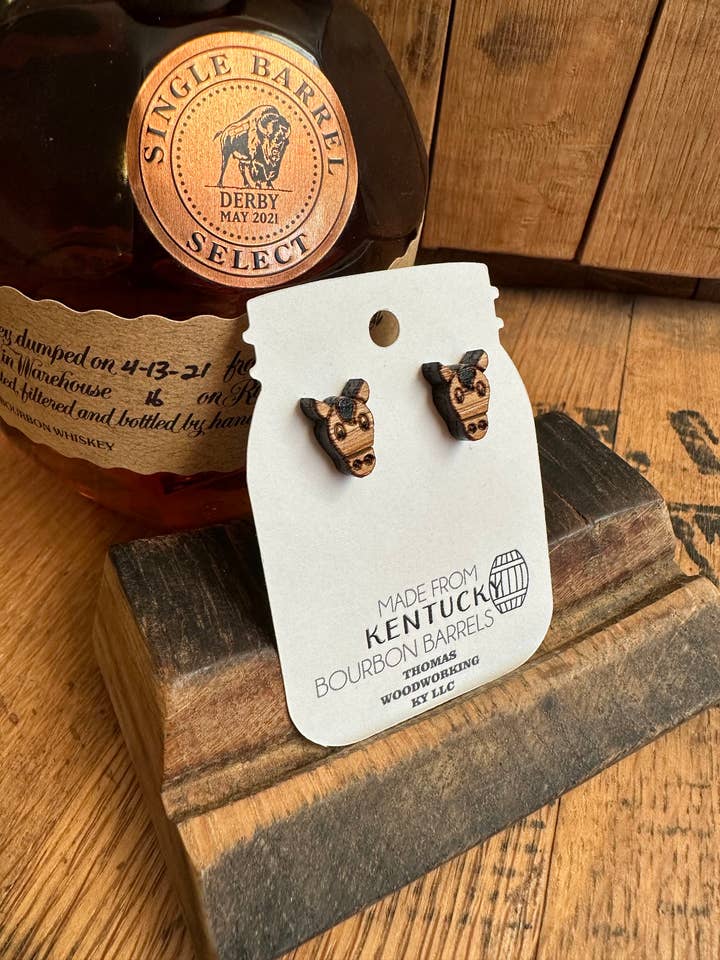 Boucles d'oreilles à tige en bois de tonneau de bourbon du Kentucky recyclé pour la vente par TWWKY