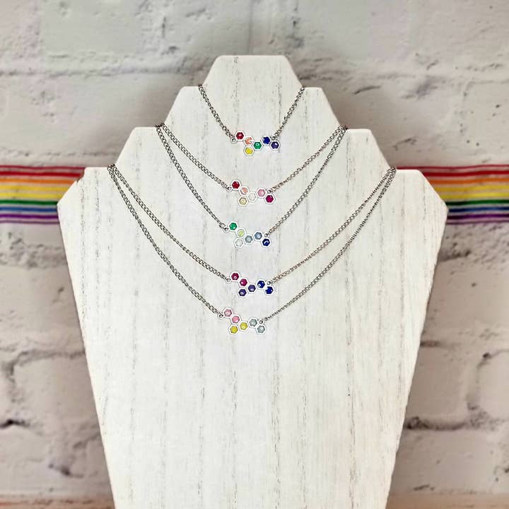 Zilveren Honeycomb PRIDE halsketting voor wholesale door Queer Colors