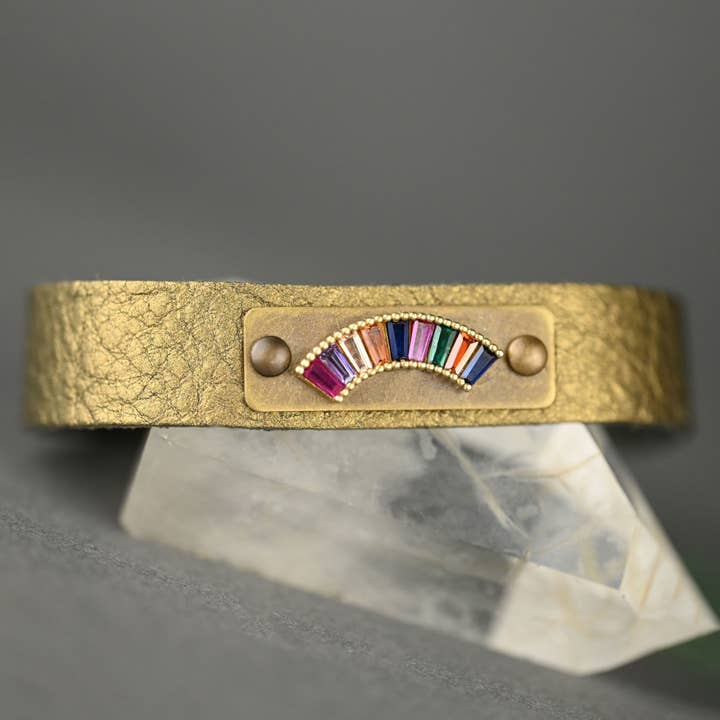 Læderstablermanchet med messingregnbue og farverige krystaller for engroshandel hos KBD Studio