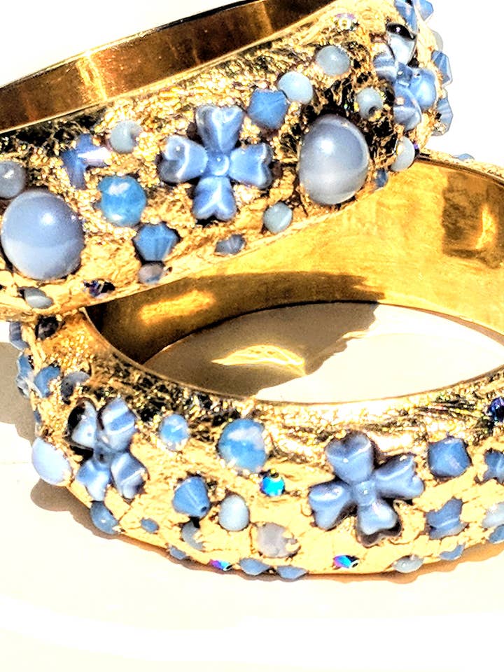 Pulseras tipo brazalete Swarovskis + Vintage + Gold, cada una de muchos colores: morado, rojo, azul, verde, perlado, multicolor y único, Gay Isber para venta al por mayor de Gay Isber Designs