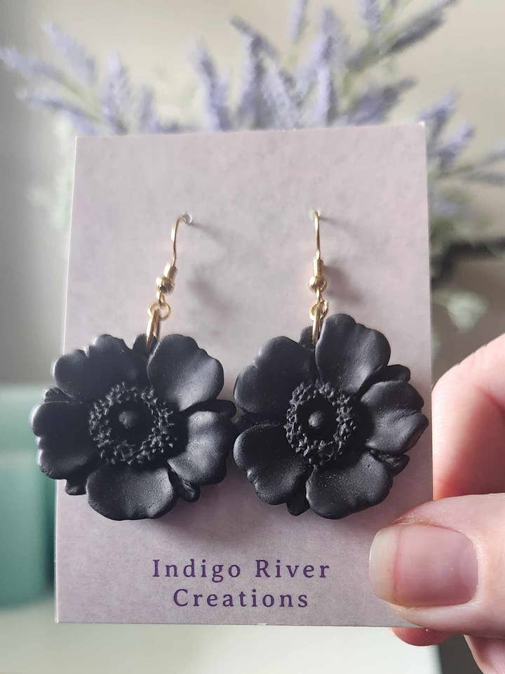Pendentifs en forme de coquelicot noirs pour la vente par Indigo River Creations