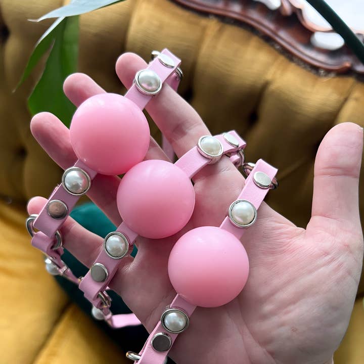 Pink & Pearled Ball Gag Harnas voor wholesale door Kynx by Brynx LLC