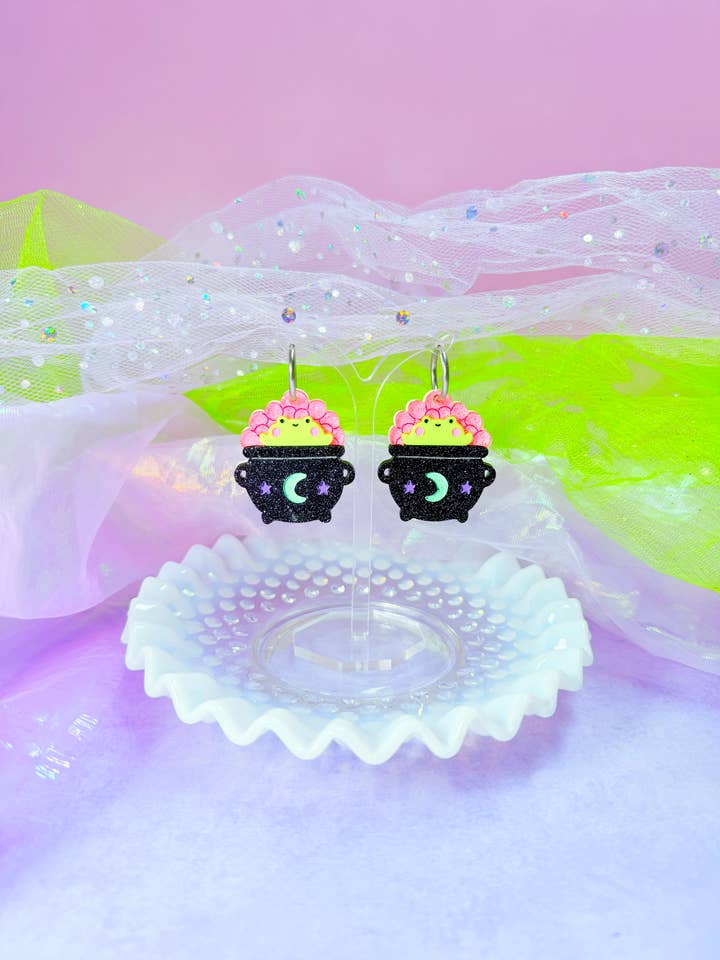 Boucles d'oreilles acryliques Chaudron Grenouille pour la vente par Smiley Moon Studio