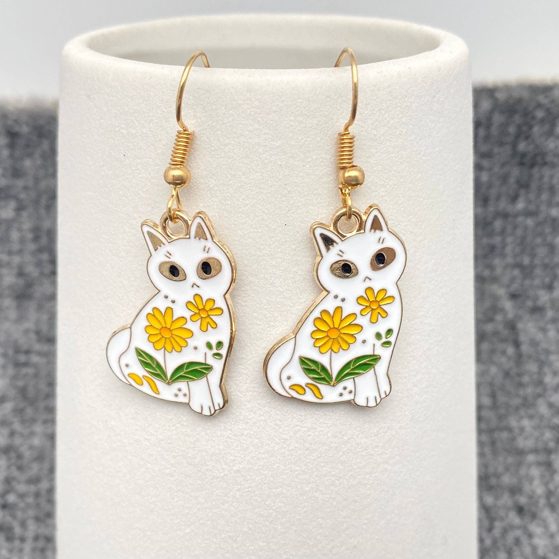 Mio Queena - Wholesale Hangende/ronde oorbellen - Oorbellen met emaillen bloemen en magische kat in diverse stijlen2