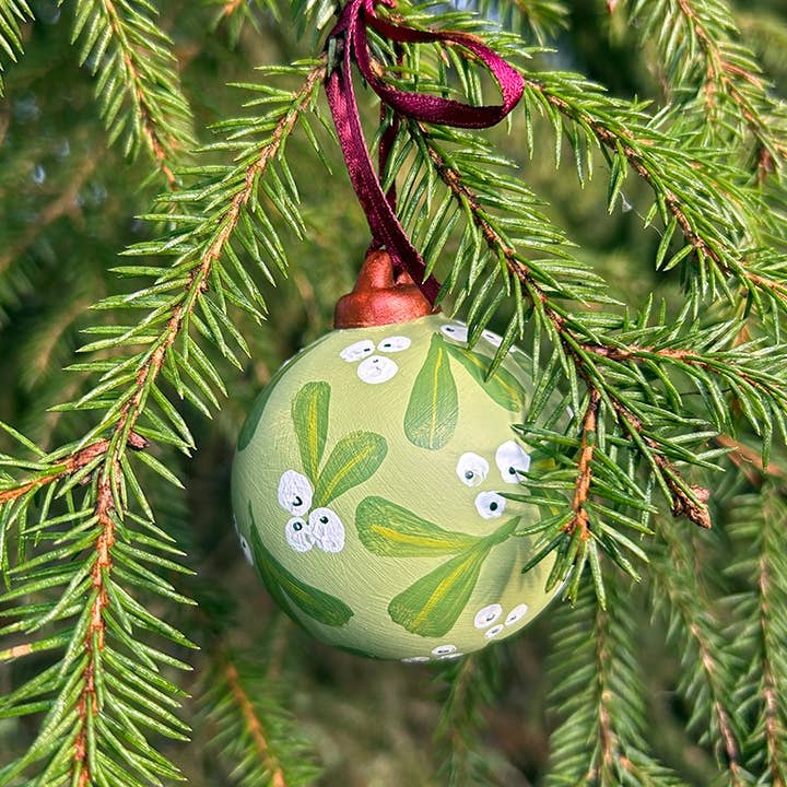 Bola de Navidad pintada a mano con muérdago para venta al por mayor de Poppydesign