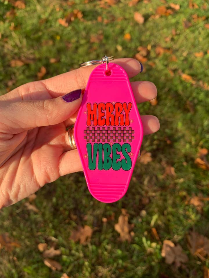 Porte-clés Merry Vibes – Étiquette de Motel Rétro de Noël pour la vente par The E Tribe Co.