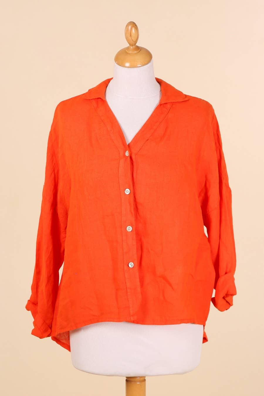 la maison des fibres naturelles – Engroshandel Skjorte med buttondown – til kvinder – Hørskjorte med sidelommer og bagplissering9