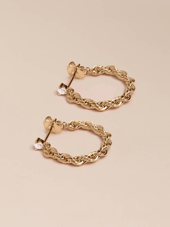 Bria oorbellen met kleine studs en gedraaide ketting voor wholesale door Waekura