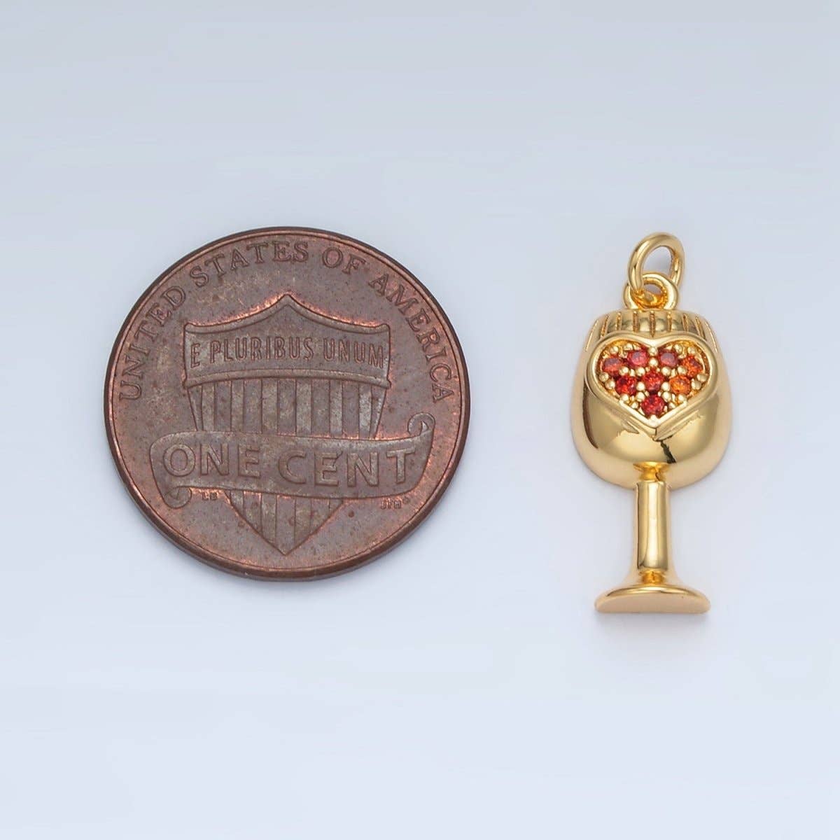 Aim Eternal – wholesale Individuell berlock/hänge – 24K Guld Fylld Röd Mikro Putsad CZ Hjärtformad Vinglas Alkohol Dryck Charm | AG9062