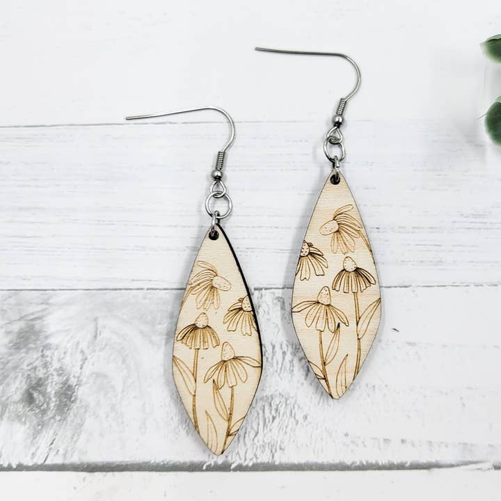 Pendientes delgados en forma de lágrima de madera grabada con margaritas para venta al por mayor de The Purple Chickadee