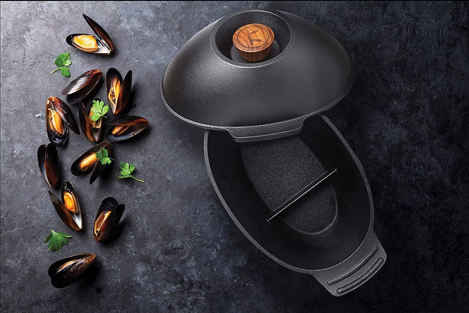 Fox Run Brands – Engroshandel Gryde – Outset støbejernsgryde til skaldyr og muslinger med låg, 2,5 quart1