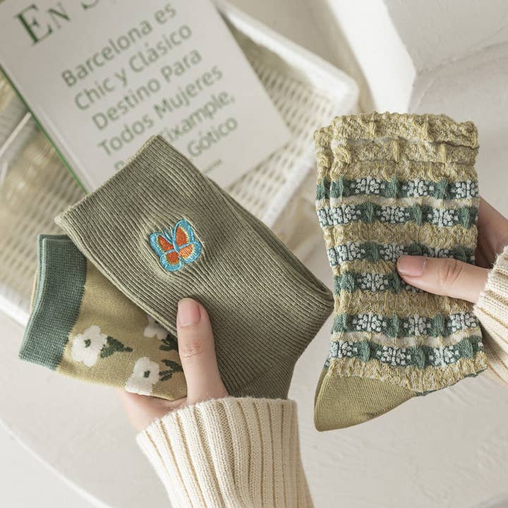 ACCITY - Wholesale Socks - Women's - GREEN FLOWER MID-LENGTH SOCKS FOR WOMEN_CWMS1126