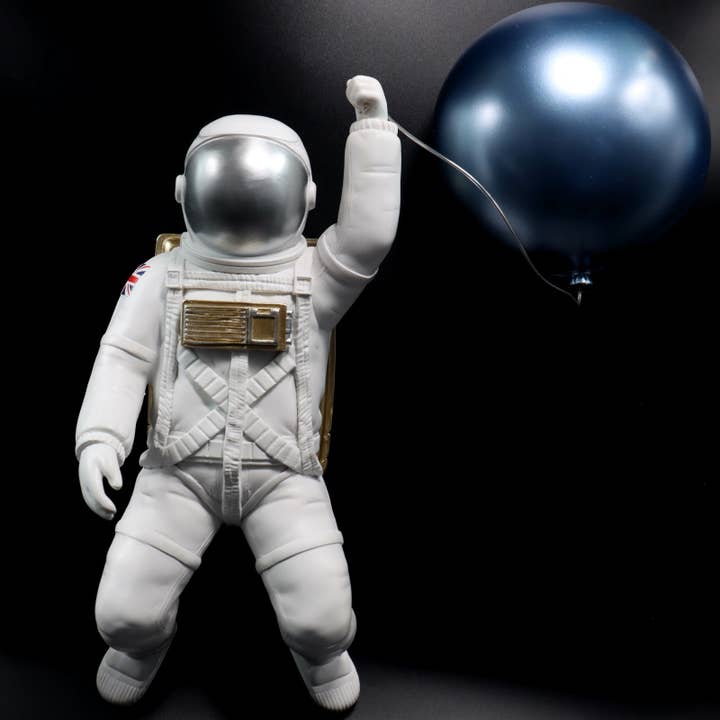 Bentley & Bo – wholesale Sculpture – Astronaut with Balloon3