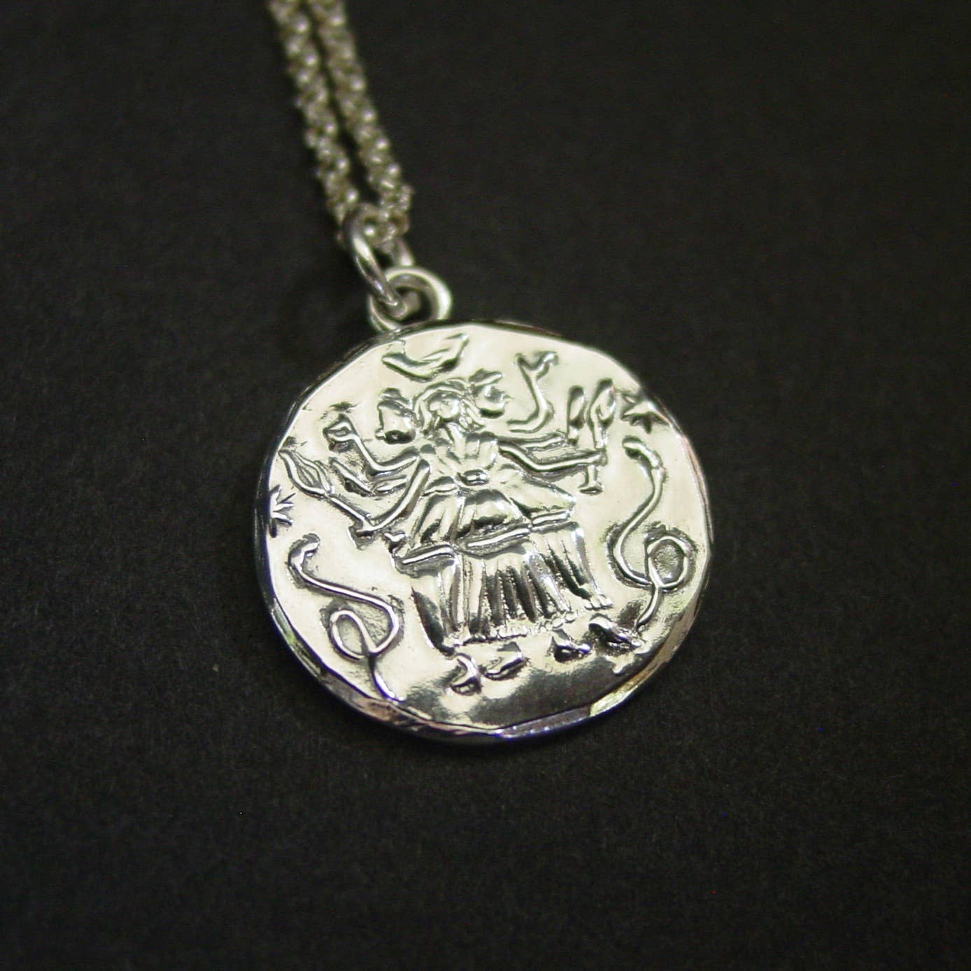 Vis a Vis Jewelry – Colar pingente/pendente por atacado – Colar Moedas Hecate - Esculpido à Mão1