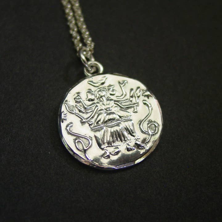 Vis a Vis Jewelry – Colar pingente/pendente por atacado – Colar Moedas Hecate - Esculpido à Mão1