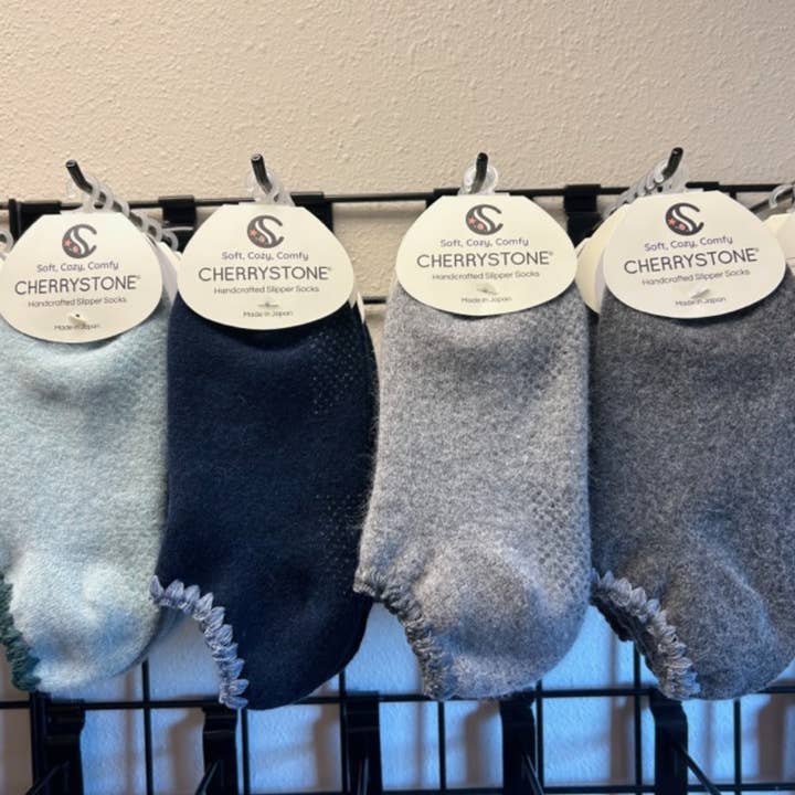 CHERRYSTONE – Großhandel Haussocken – Unisex – Handgefertigte Angora-Haussocken mit rutschfesten Sohlen | Größe L7