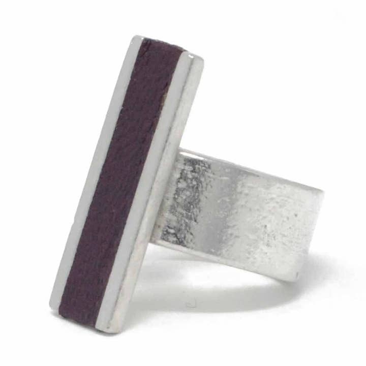 Schmaler, rechteckiger, verstellbarer Ring mit Ledereinlage Burgunderrot für den Großhandel von Sobo & Co Jewellery