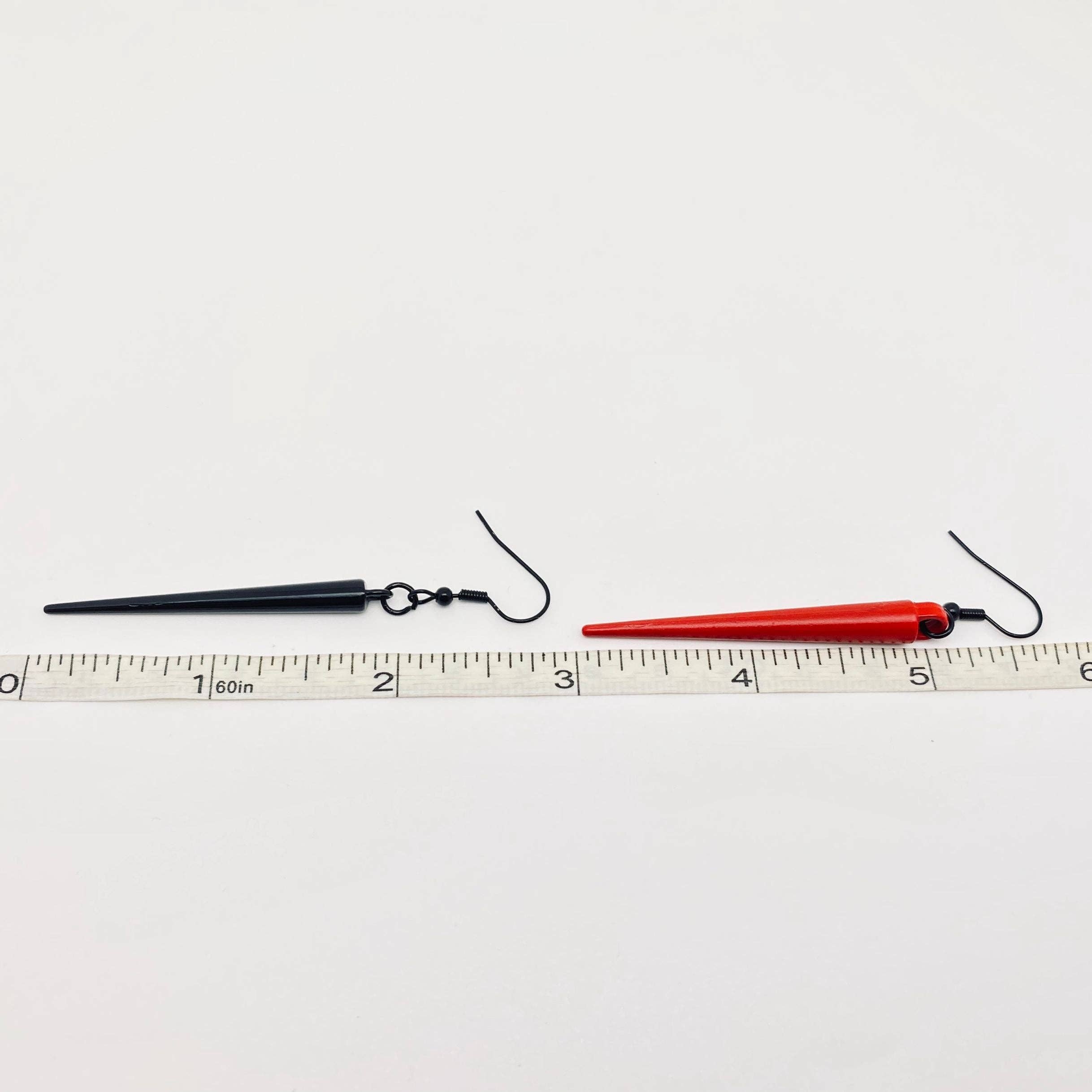 Mio Queena – wholesale Hängande örhängen – Svart röd liten cylindrisk lång droppe örhängen3