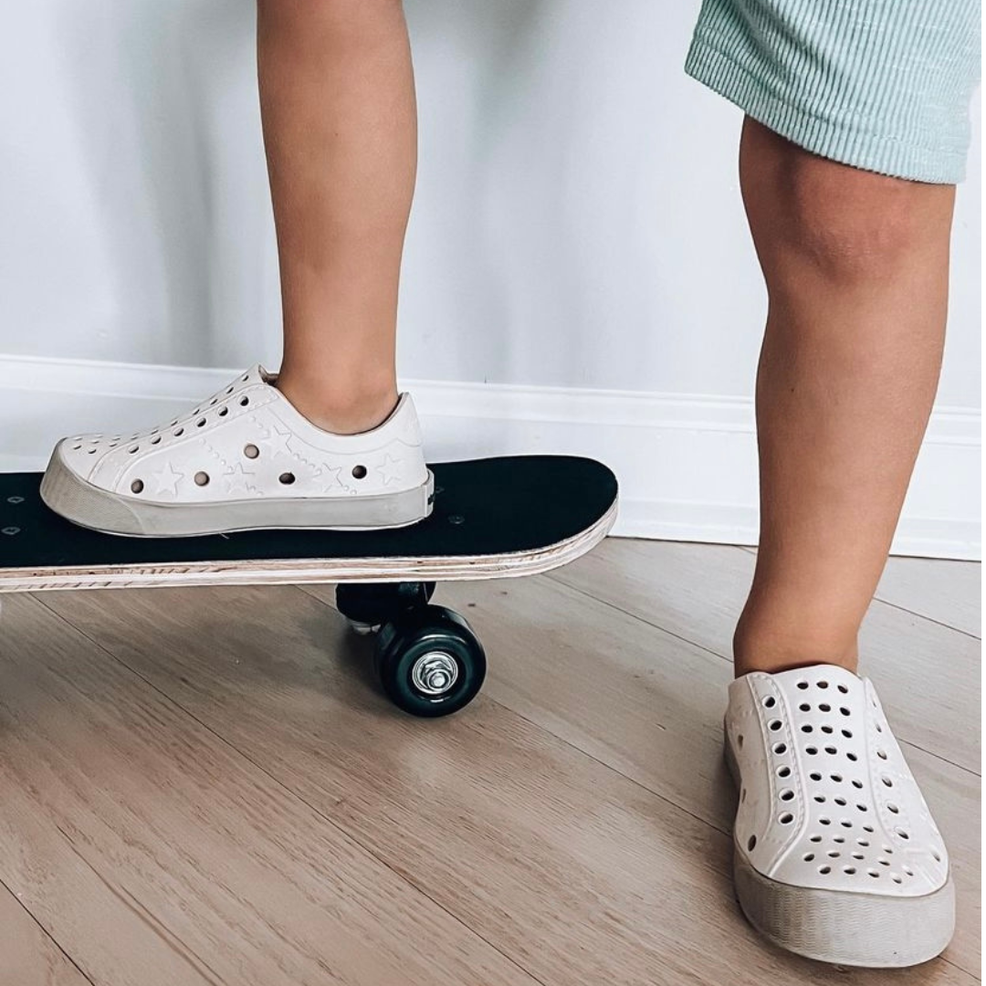 CREME TAN KANTSTEN - SHOOSHOOS TODDLER BØRNESKO VANDTÆTTE SNEAKERS for engroshandel på Faire9