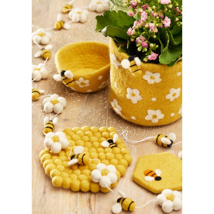 Namaste – Großhandel Blumentopf – Blumentopf mit Biene und Gänseblümchen aus Filz