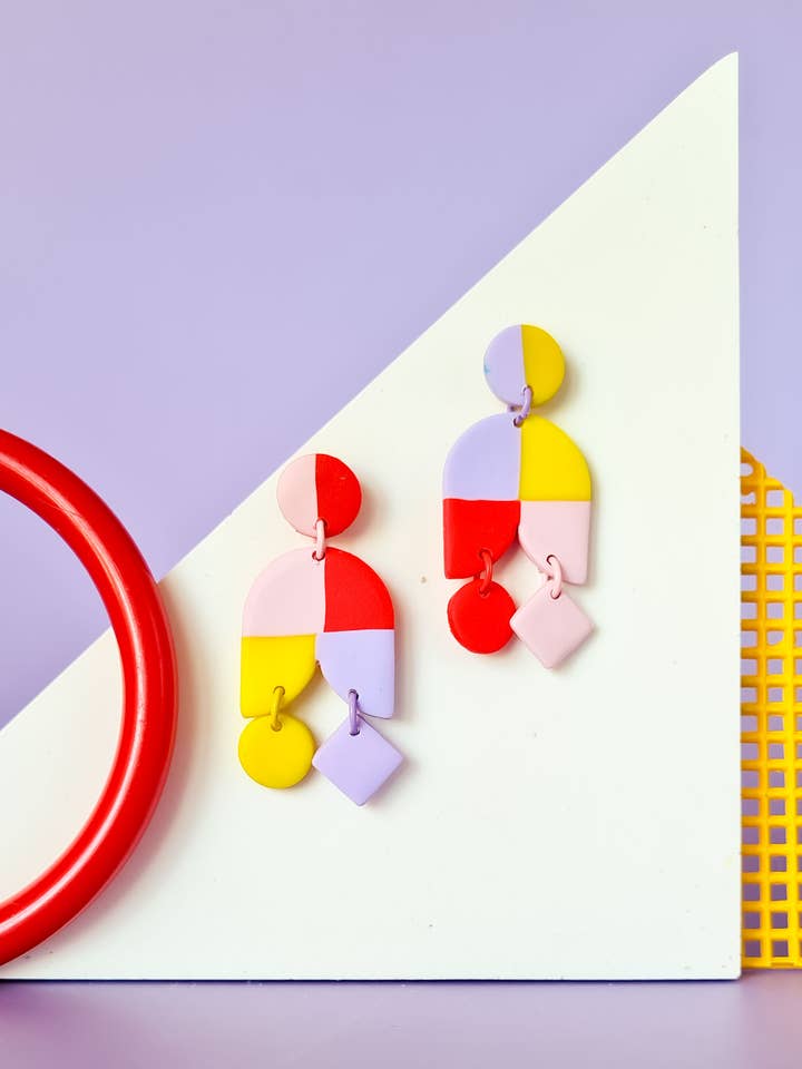 Boucles d’oreilles bicolores en 4 couleurs, disponibles en 4 combinaisons pour la vente par Mono