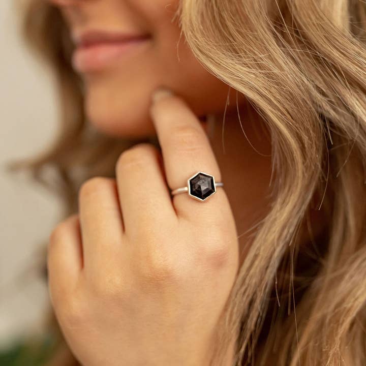 Saphir gris hexagonal - Taille 8 pour la vente par Indie Rae