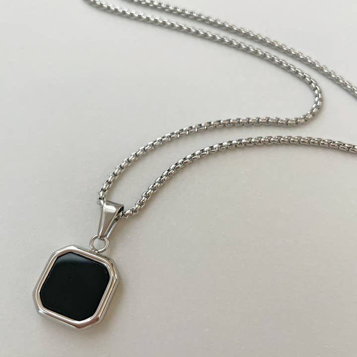 COLLIER PENDENTIF EN ONYX NOIR ARGENTÉ pour la vente par FU MILLI