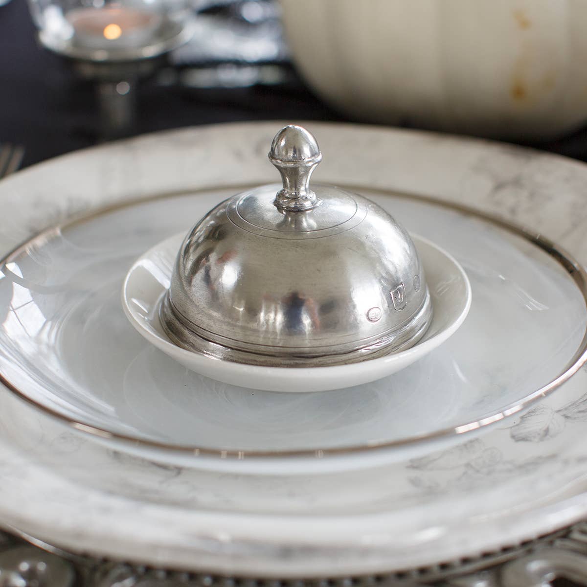 Arte Italica & Crown Linen Designs – Großhandel Butterdosen – Tuscanische runde Butterdose1