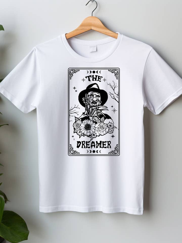 Het T-shirt met de tarotkaart De Dromer erop gedrukt voor wholesale door Cute And Spook
