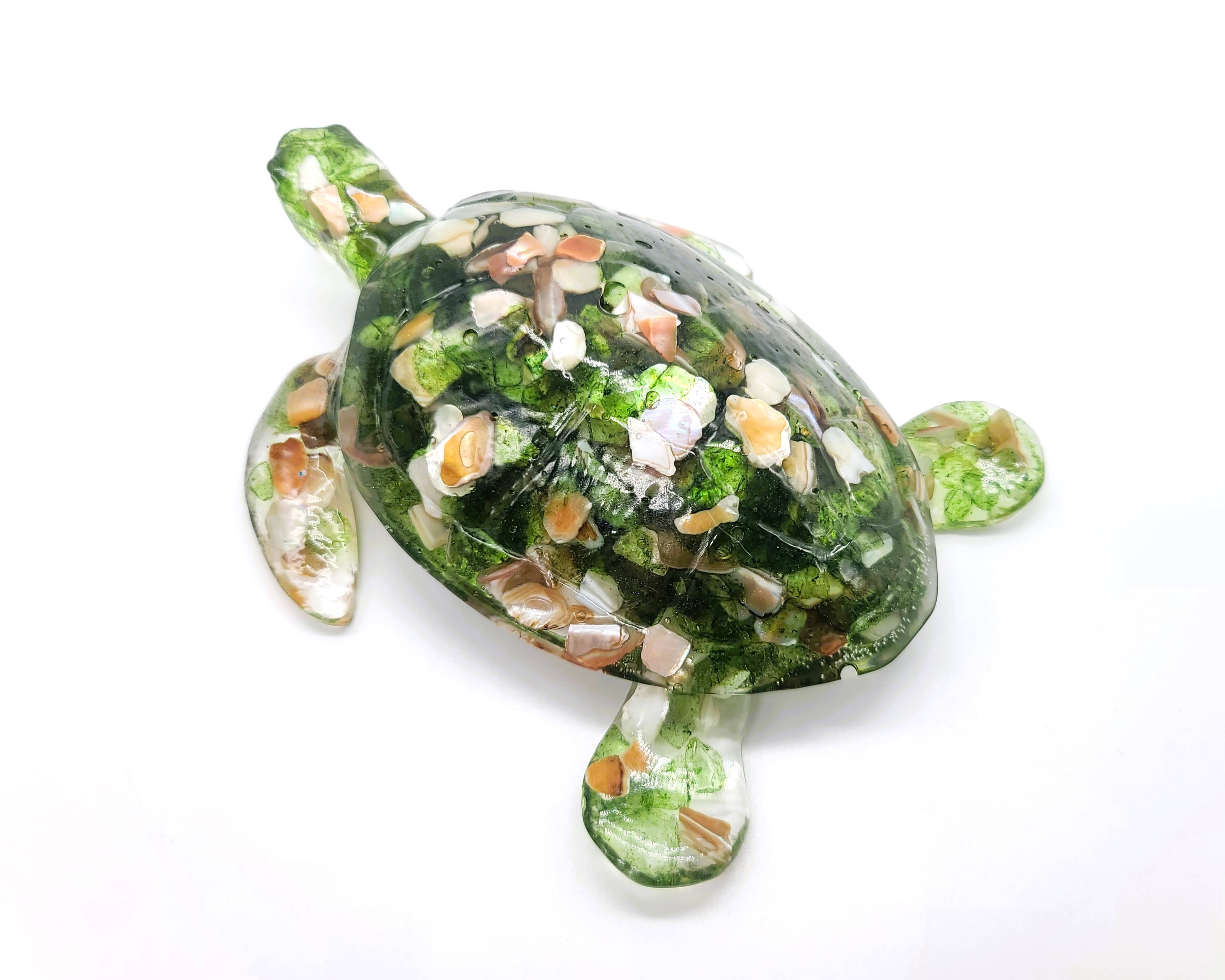 JEMS of the Sea – Engroshandel Pyntefigur – Harpiks havskildpadde figur - Lavet med grønt havglas og muslingeskaller3