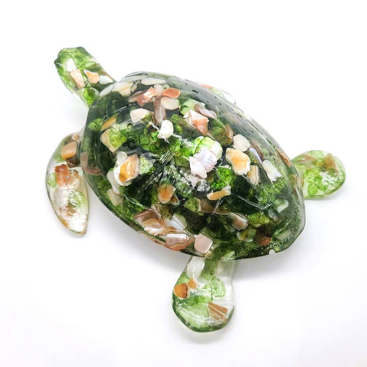 JEMS of the Sea – Engroshandel Pyntefigur – Harpiks havskildpadde figur - Lavet med grønt havglas og muslingeskaller3