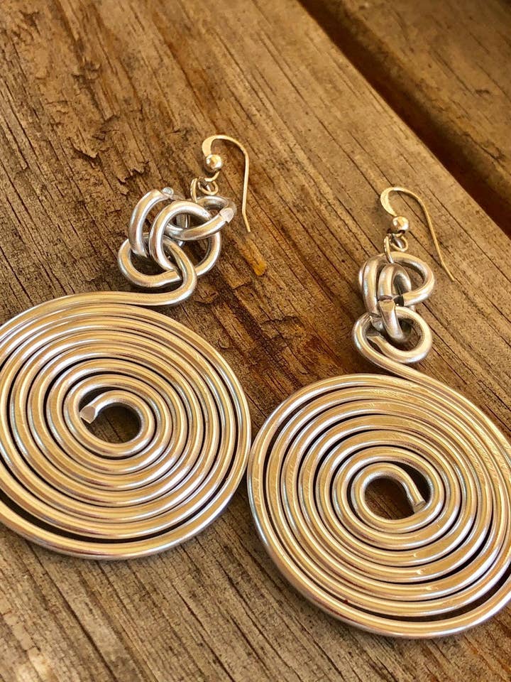 Sølv Runde Disk Aluminium Tråd Øreringe med sterling sølv ørekrog for engroshandel hos Jewelry With Me