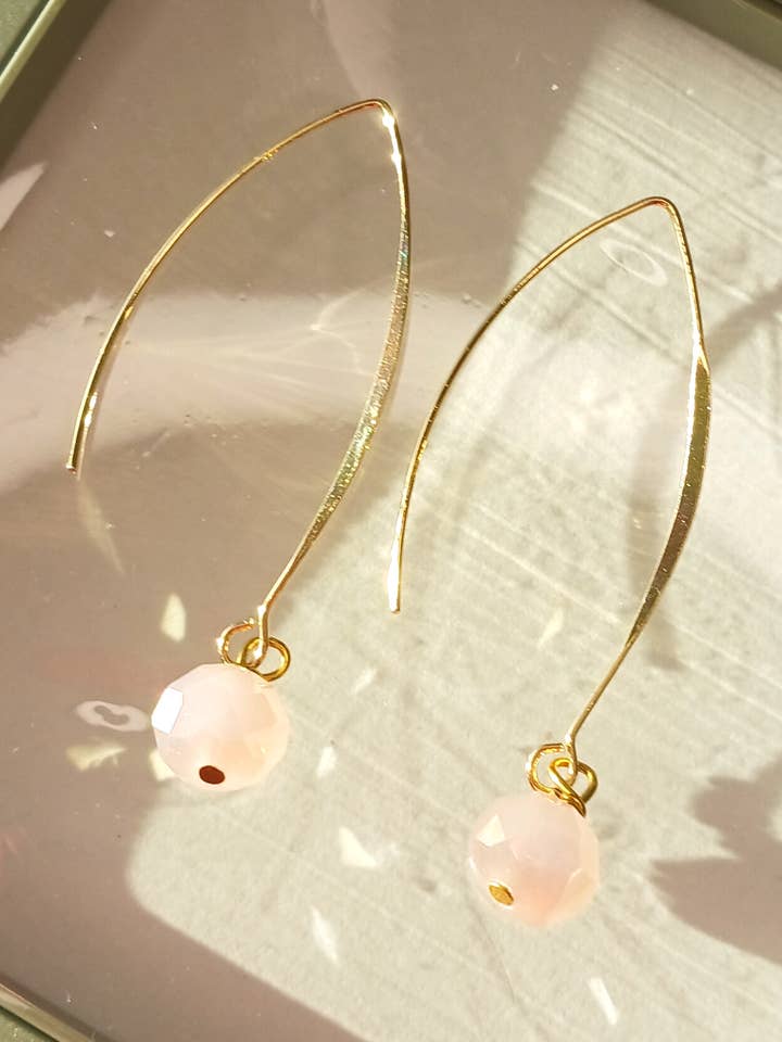 Boucles d'oreilles en perles de verre - Verre recyclé fait main 10 mm facetté pour la vente par Crystal Love