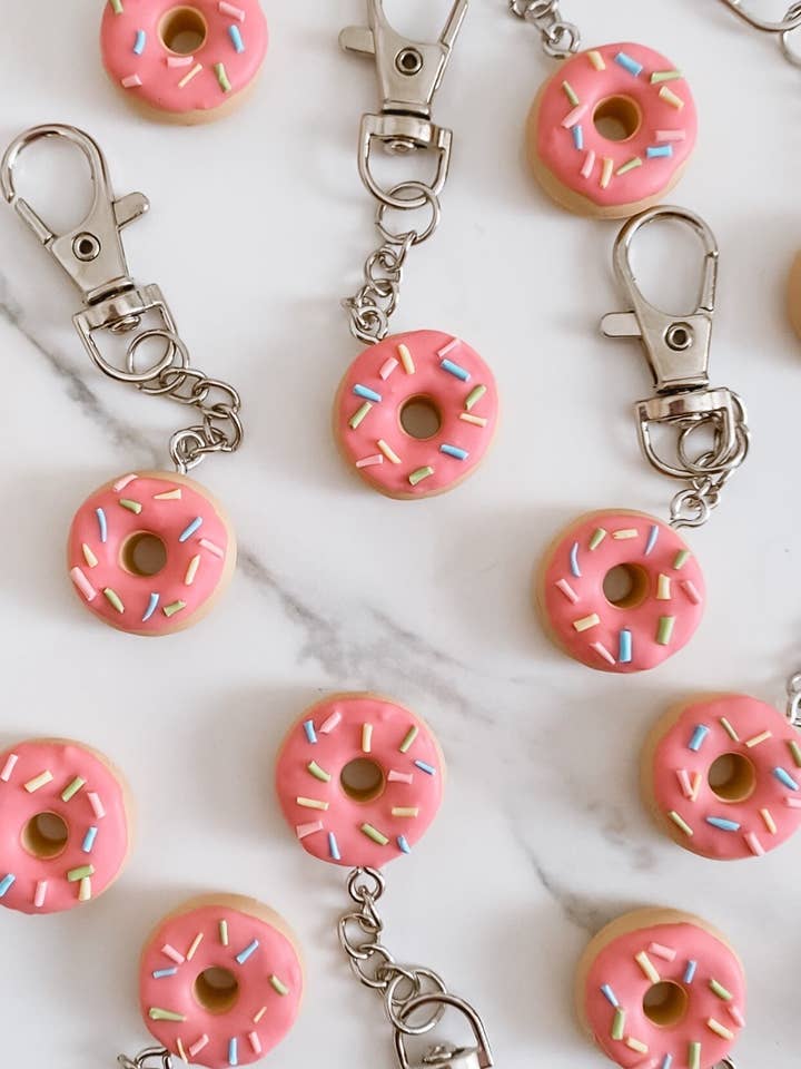 Lindos llaveros rosados en forma de rosquilla con chispas para venta al por mayor de Muni Muni