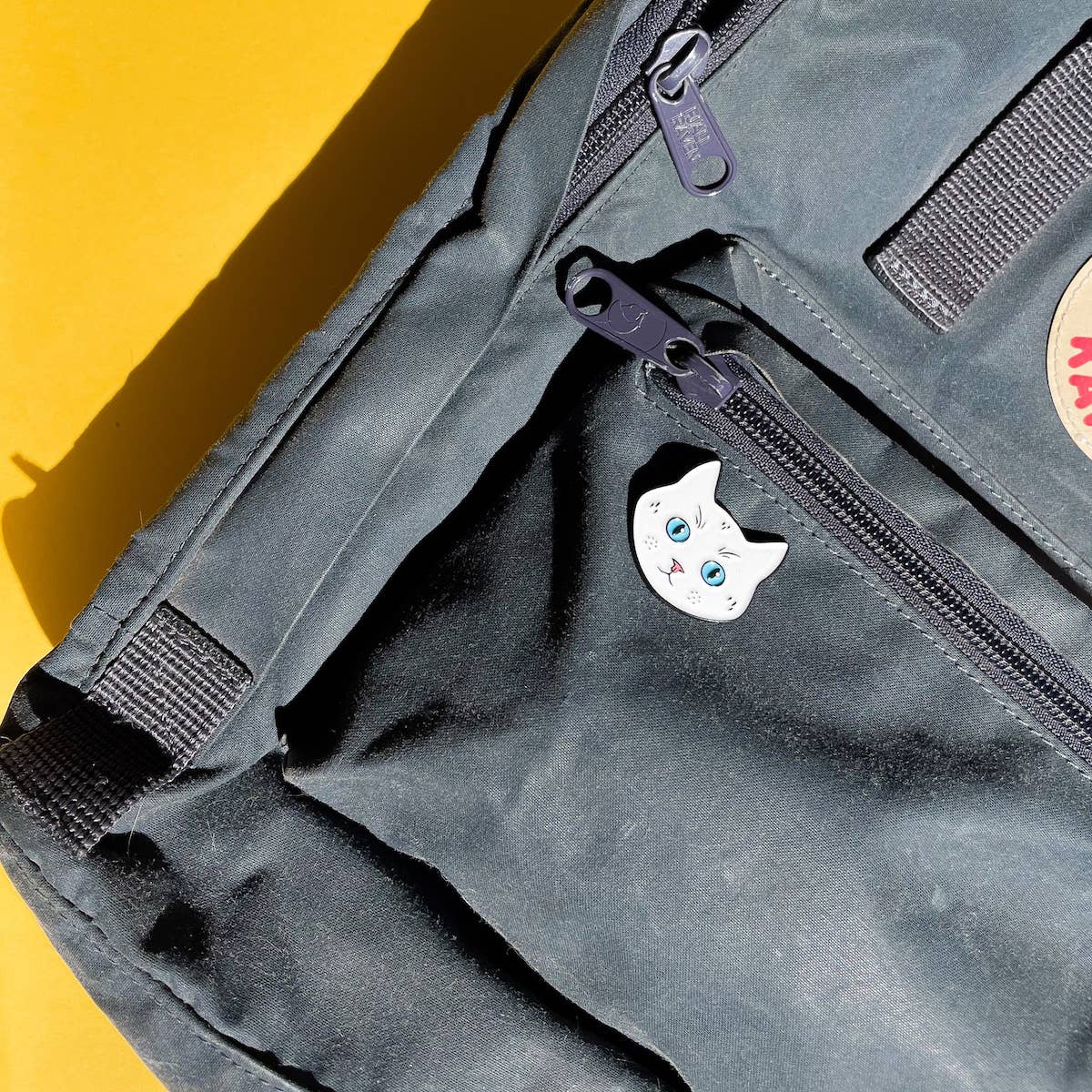 felgsara - Wholesale Lapel Pin/Button - White Cat Enamel Pin2