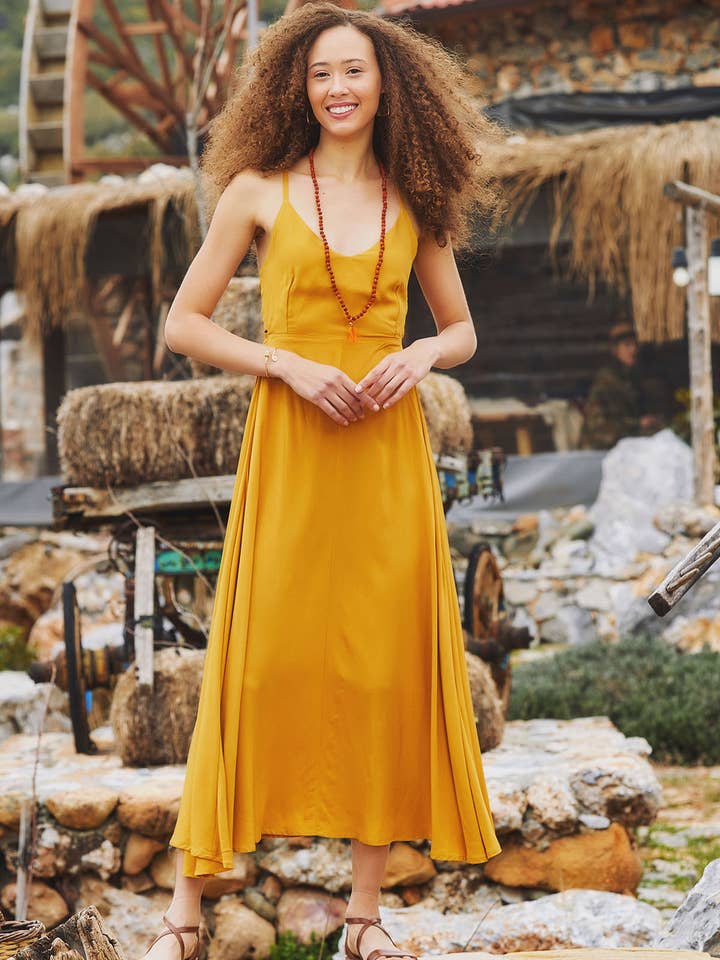 Elegant midi sommarklänning med knytning bak i gul för wholesale av BohoClandestino