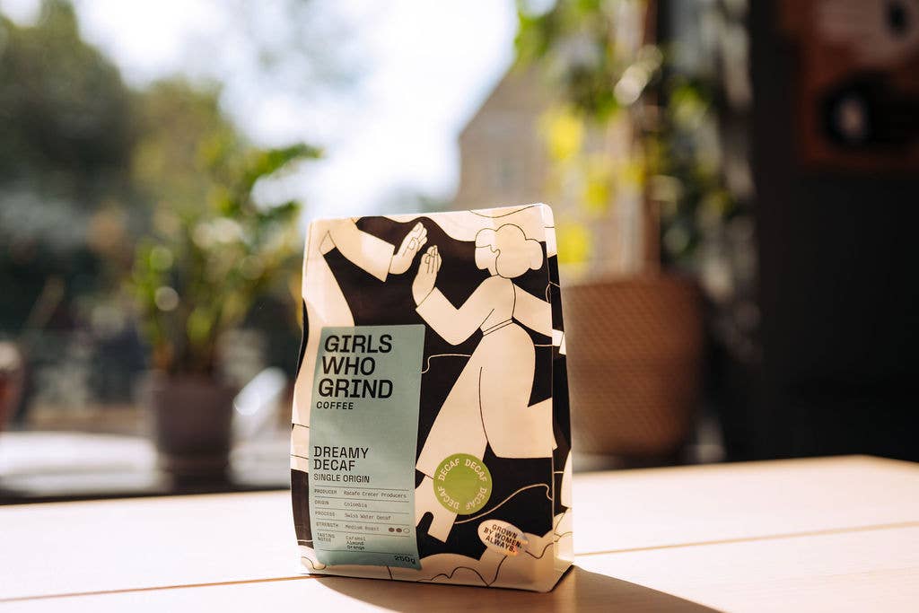 Girls Who Grind Coffee - Venta al por mayor Café en grano - Granos de café descafeinado Dreamy Decaf de Racafe Crecer, Colombia9