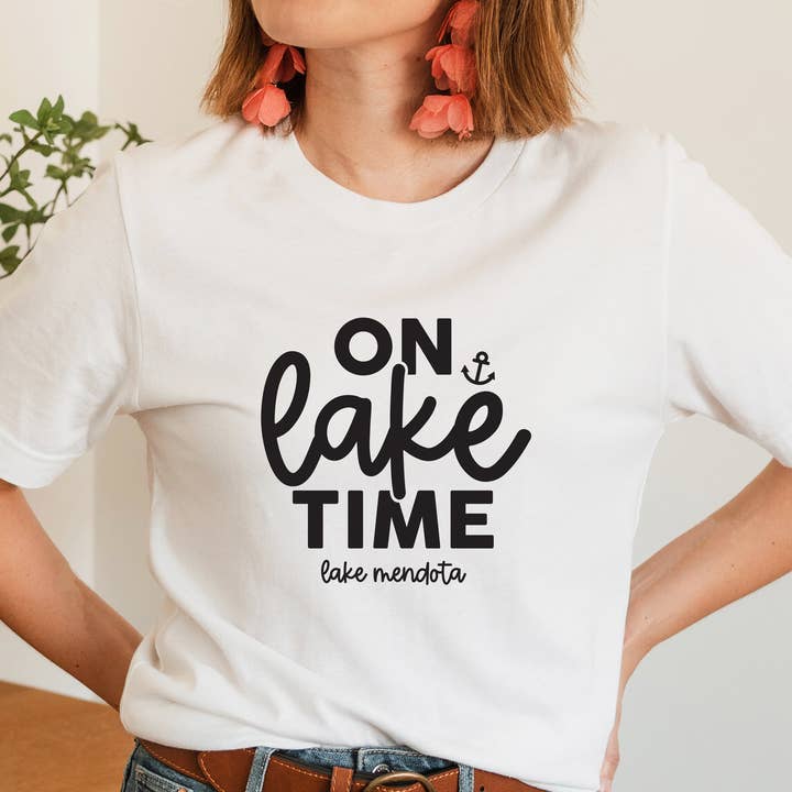 Camiseta estampada personalizada de On Lake Time, unisex Bella + Canvas para venta al por mayor de Lissi Designs