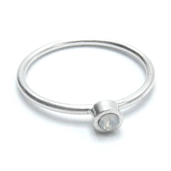 Sterling Silver stapelbar ring med runda Swarovski Crystal för wholesale av Jessica Elliot Jewelry
