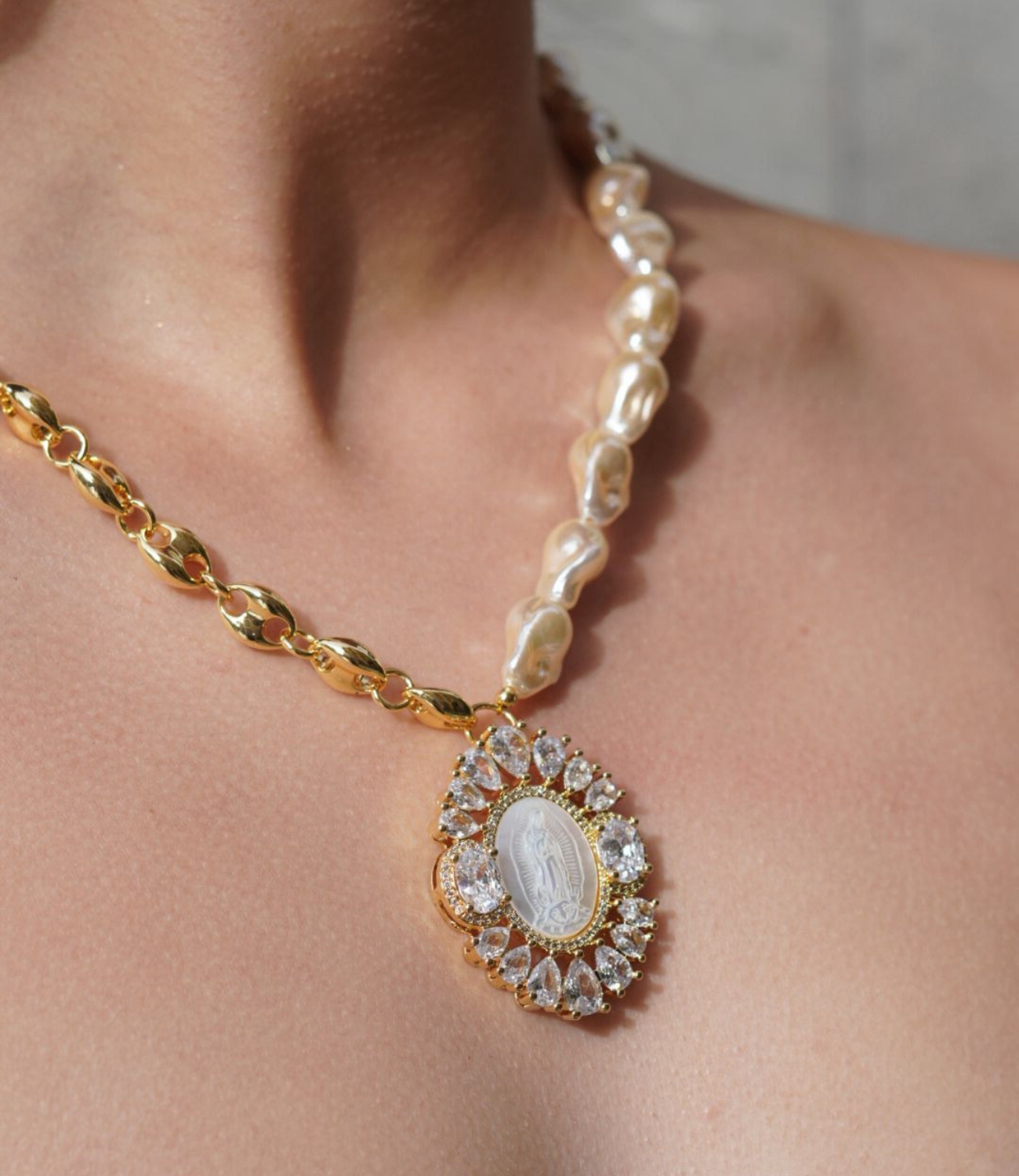 PHOEBE´S - Venta al por mayor Collares con colgantes/abalorios - Baroque Pearl Necklace and Gold Chain with Religious Medal1