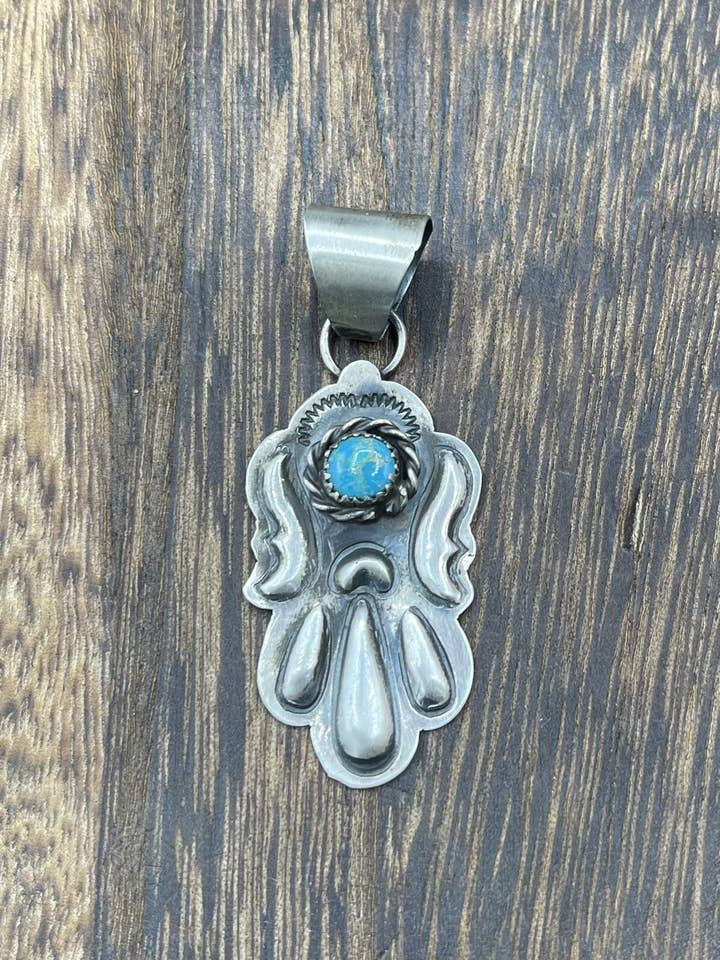 Pendentif en turquoise d'apparence ancienne fait main par les Navajos en argent sterling amérindien pour la vente par Native City Jewelry
