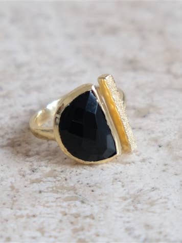 Anello in Onice Nero a Mezza Luna per la vendita all'ingrosso da parte di Atelier Leblanc