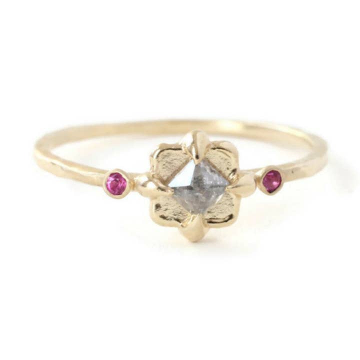 Großhandels-Ring „Twilight Bloom“ R922YG für den Großhandel von Linn.