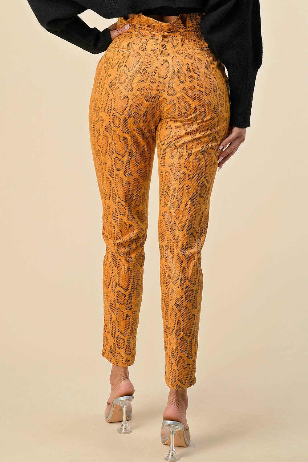 The Sang – wholesale Byxor - Dam – SP4870-2 - SNAKE SKIN SLIM FIT PAPPERSPÅSEBYXOR MED KNYTBÄLTE4