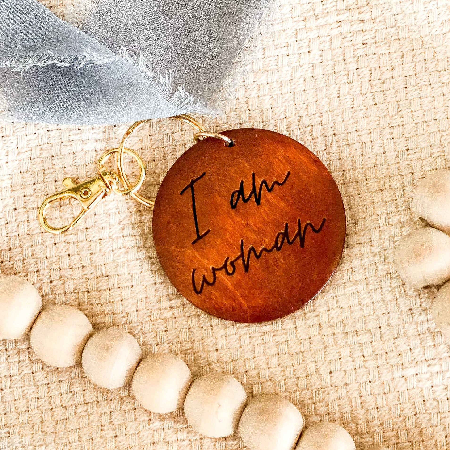 The Joyful Bee Co - Vente Porte-clés – femme - Porte-clés en bois doré gravé I Am Woman1