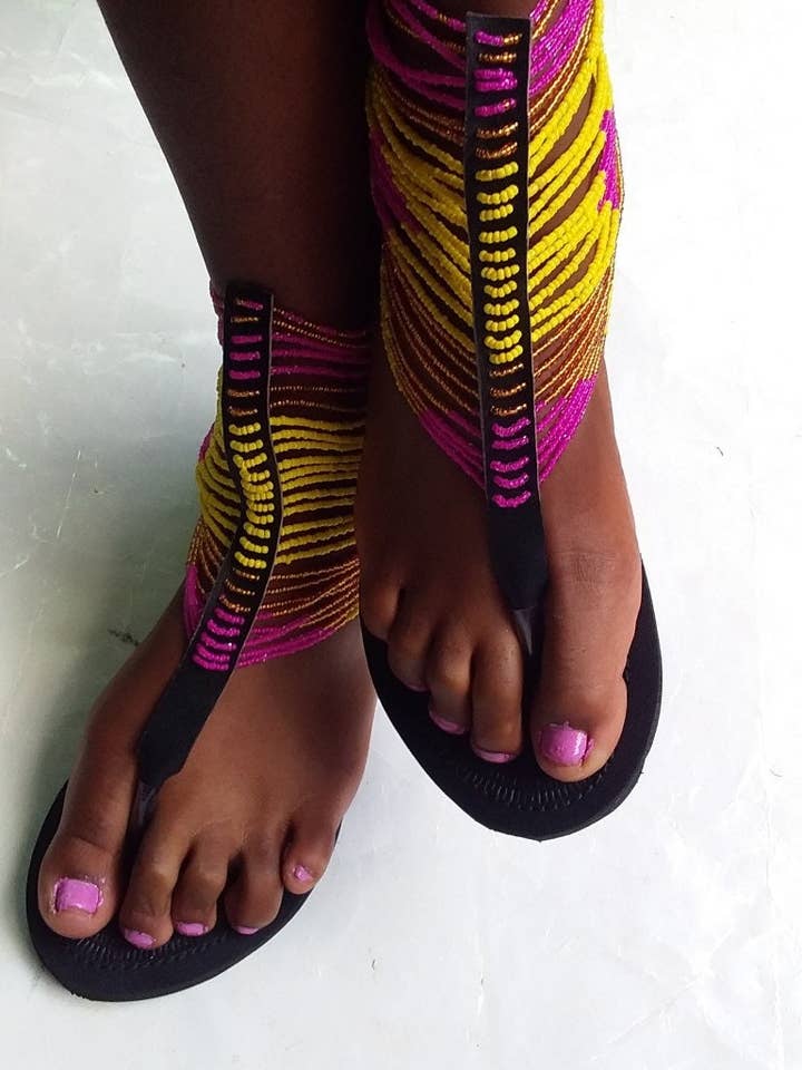 Sandali gladiatore africani con perline gialle e rosa a caviglia per la vendita all'ingrosso da parte di Delight merchants