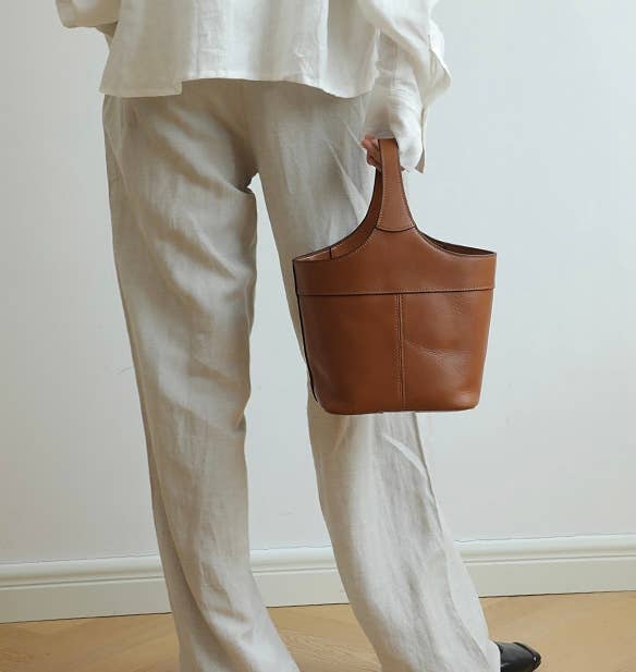 Sook Stainable - Vendita all'ingrosso Tracolla - Donna - Elle - Borsa a Secchiello in Vera Pelle Stile Minimalista3