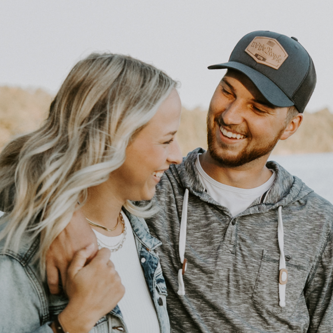 Range Leather Co. - Vente Casquette de camionneur – unisexe - Chapeau We The People | Casquette de camionneur à patch en cuir3