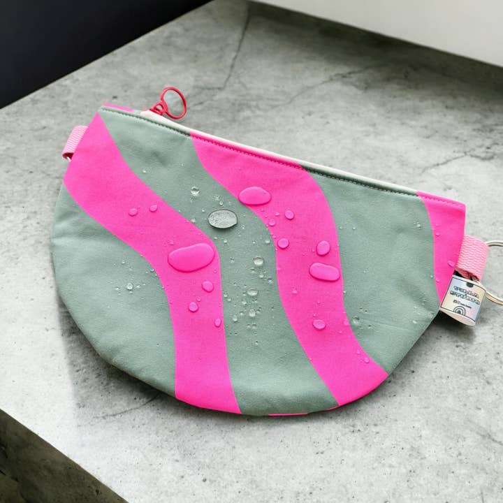 Yolla.studio – wholesale Crossbody bag – Unisex – Handprinted on waxed canvas crossbody bag