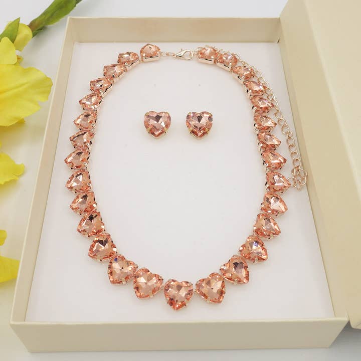 SALMON LUCE HEARTS Roséguld SET - Halsband, örhängen och armband med fasetterade stenar för wholesale på Faire